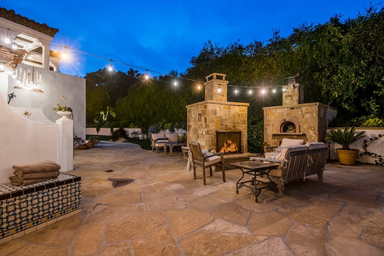Outdoor Fireplace vs Paver Fire Pit: Which One is Right for You?
